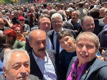 Güvenpark bayramlaşma programında Op. Dr. Zeliha Aksaz Şahbaz ve kalabalık alan görünümü