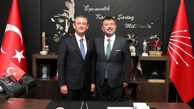 Özgür Özel ve Veli Ağbaba'nın birlikte çekilen fotoğrafı