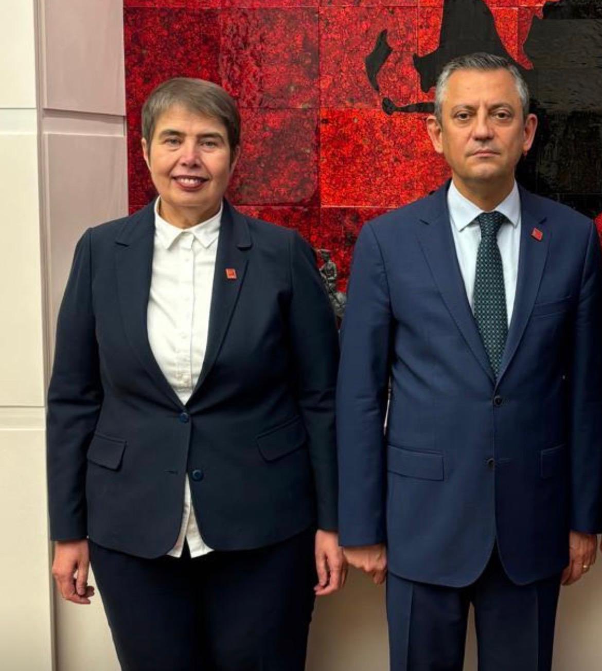 Zeliha Aksaz Şahbaz ve CHP Genel Başkanı Özgür Özel birlikte