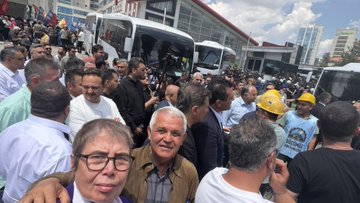Saha çalışmasında kalabalık içinden fotoğraf
